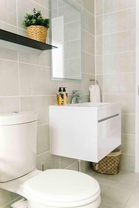 Bright And Airy Parisian Gem Close To The Apartment *