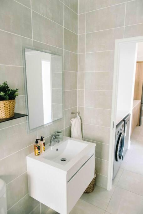 Bright And Airy Parisian Gem Close To The Apartment Kapstadt