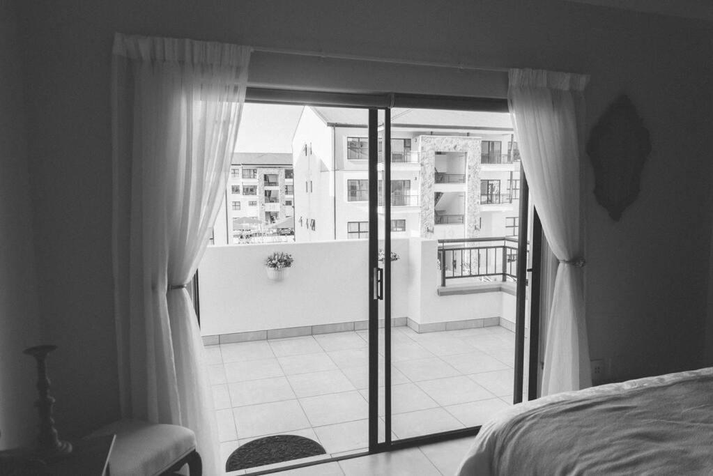 Apartment Bright And Airy Parisian Gem Close To The Kapstadt