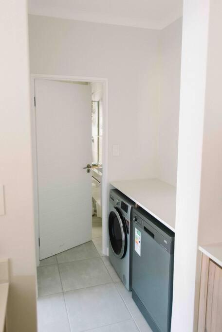 Bright And Airy Parisian Gem Close To The Apartment Kapstadt